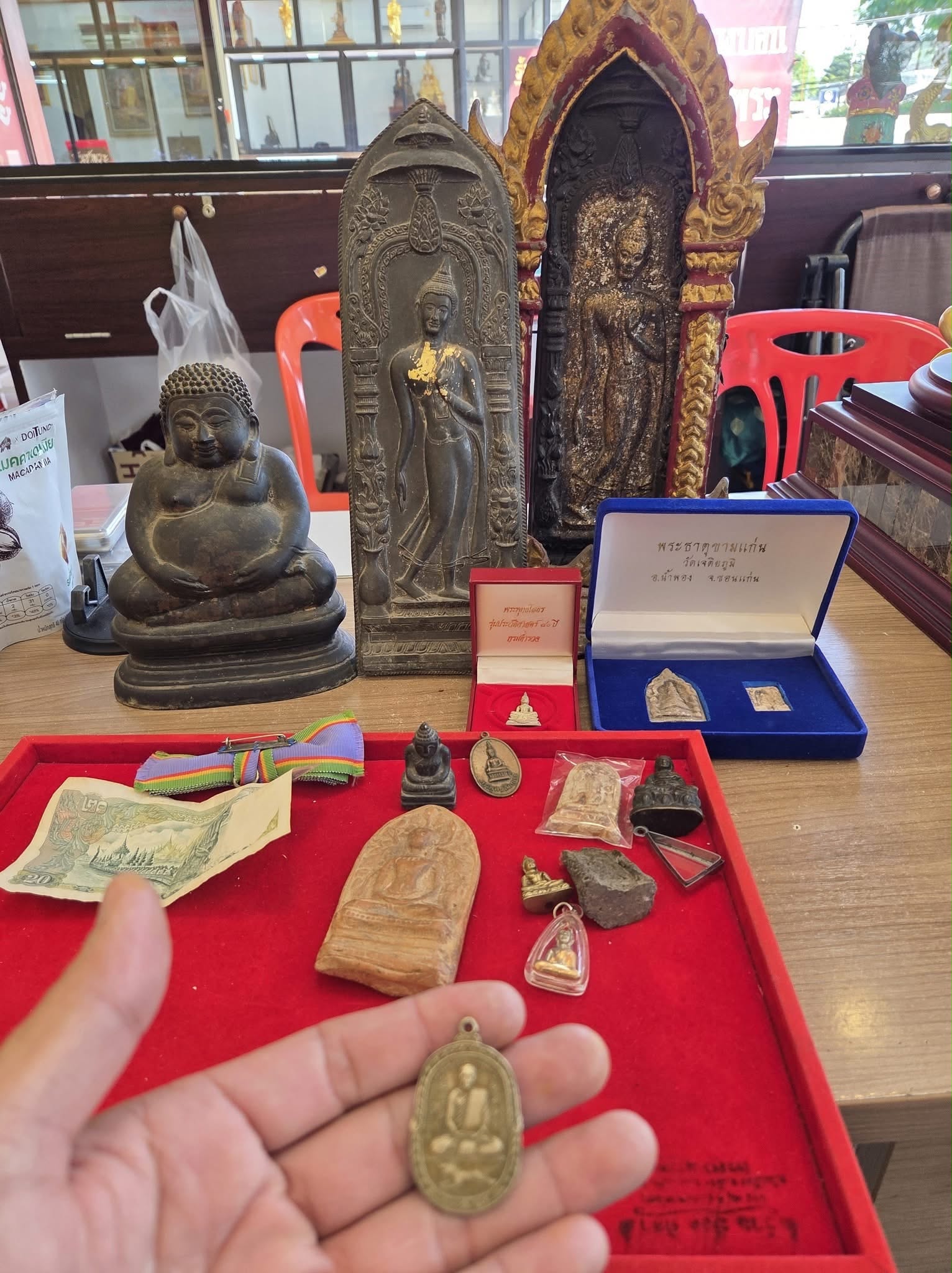 พระบูชาและวัตถุมงคล